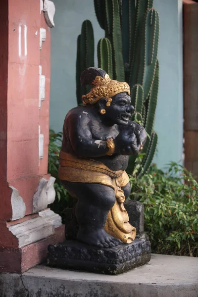 Geleneksel Evin Kapısının Yanındaki Bali Heykeli — Stok fotoğraf