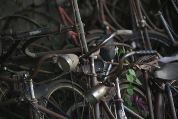 Стек Старовинних Іржавих Велосипедів Майстерні — стокове фото
