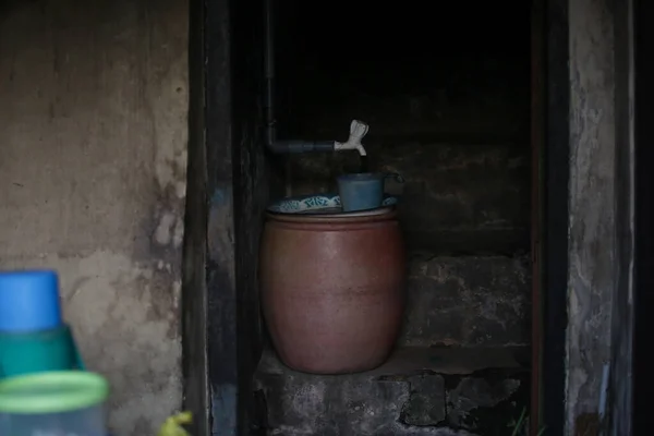 Słaba Usługa Zaopatrzenia Wodę Gospodarstwie Domowym Obszarze Ubóstwa — Zdjęcie stockowe