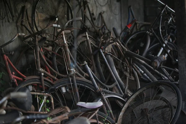 Egy Halom Rozsdás Bicikli Műhelyben — Stock Fotó