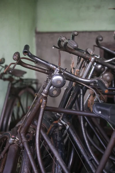Стек Старовинних Іржавих Велосипедів Майстерні — стокове фото