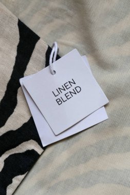 Elbise asma etiketini kapat. Keten karışımı ürün detayları.