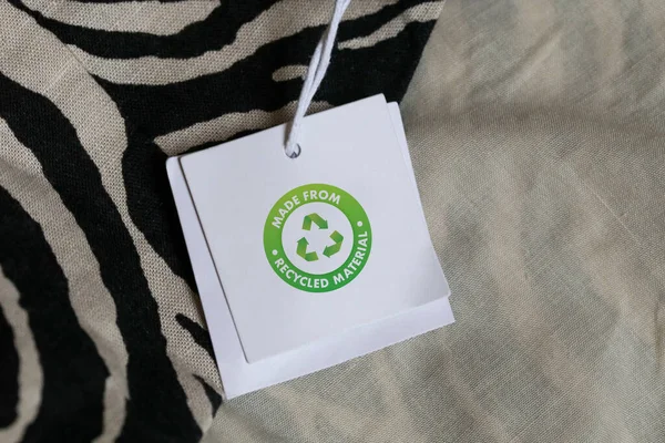 用回收图标关闭服装标签 循环利用产品的概念 零废物 杂酚生产 环境保护和再利用概念 — 图库照片