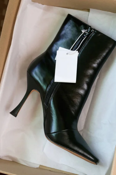 Siyah Deri Çizmeler Sivri Uçlu Topuklu Ayakkabılar Boş Fiyat Etiketi — Stok fotoğraf