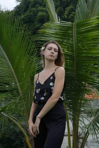 ヤシの木の前でファッショナブルな観光女性の屋外肖像画 熱帯島での夏休み — ストック写真