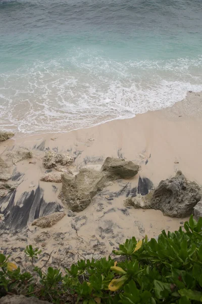 上からの眺め 岩のある美しい空の野生の砂浜 — ストック写真