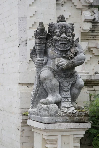 Estatua Piedra Arenisca Blanca Balinesa Frente Templo —  Fotos de Stock