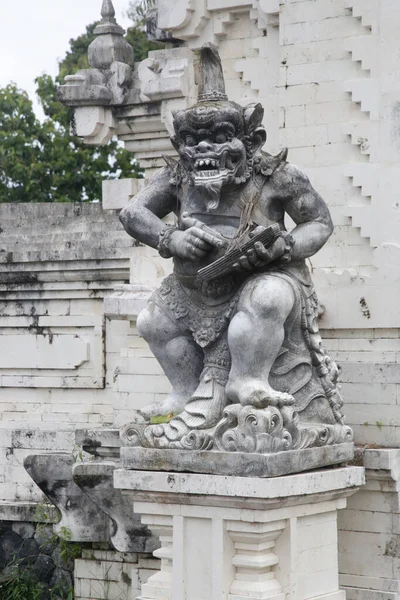 Tapınağın Önündeki Balili Beyaz Kumtaşı Heykeli — Stok fotoğraf