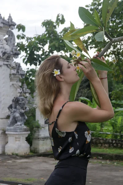 Стильна Кавказька Туристична Жінка Пахне Квітка Франгіпані Острові Балі Індонезія — стокове фото