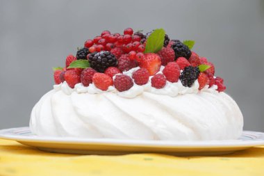 Pavlova keki - çilek, böğürtlen, ahududu ve nane yapraklı kremalı bir tatlı.