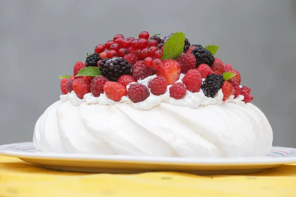 Pavlova Cake Marängbaserad Dessert Med Jordgubbar Björnbär Hallon Och Myntablad — Stockfoto