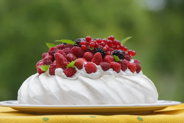 Torta Pavlova Dessert Base Meringa Con Fragole More Lamponi Foglie — Foto Stock