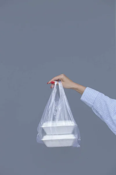 Mãos Mulher Segurando Saco Plástico Pvc Com Lancheiras Espuma Takeaway — Fotografia de Stock