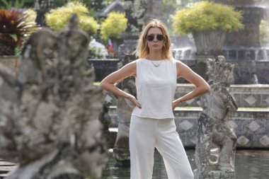 Bali Kraliyet Su Sarayı Tirta Gangga 'yı keşfeden moda turist kadın, Bali adasında yaz tatili