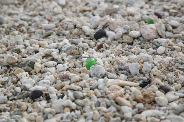 Гарний Шматок Зеленого Морського Скла Серед Гальки Пляжі Крупним Планом — стокове фото