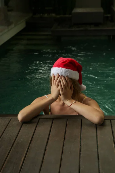 Mulher Frustrada Deprimida Chapéu Papai Noel Resort Tropical Lidar Com — Fotografia de Stock