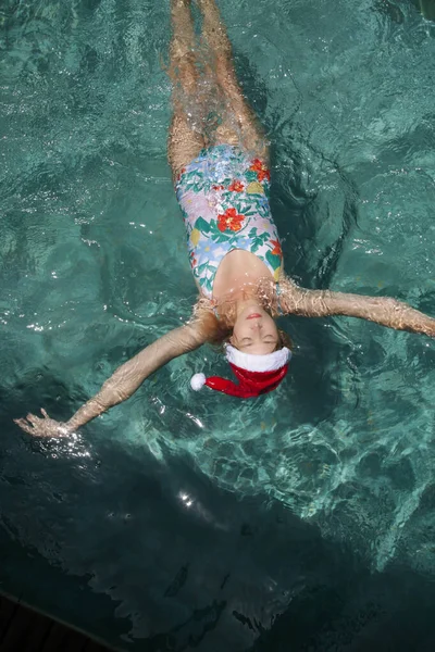Mujer Joven Sombrero Santa Relajarse Piscina Concepto Vacaciones Tropicales Navidad — Foto de Stock