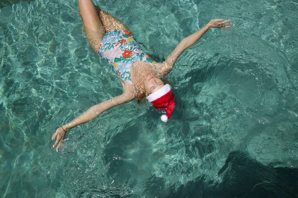 Młoda Kobieta Kapeluszu Mikołaja Relaksująca Się Basenie Boże Narodzenie Tropikalne — Zdjęcie stockowe