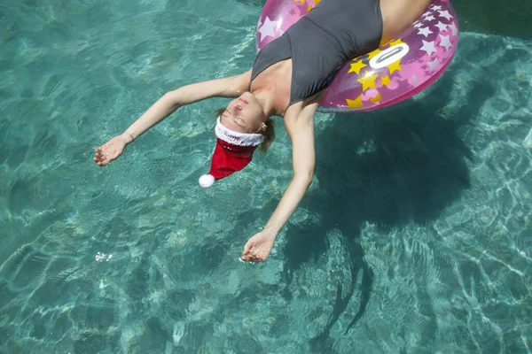 Mujer Joven Sombrero Santa Relajarse Piscina Concepto Vacaciones Tropicales Navidad — Foto de Stock