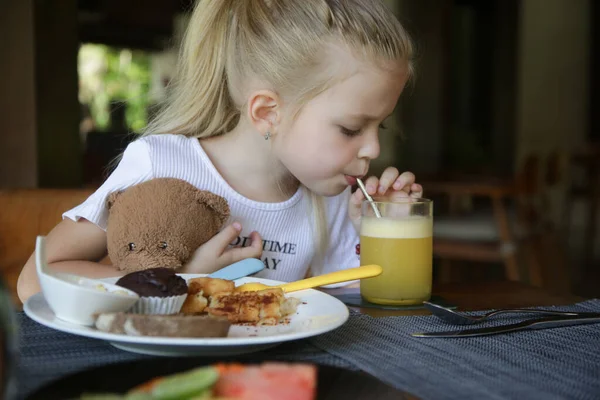 Χαριτωμένο 5Χρονο Κορίτσι Που Τρώει Παιδιά Στο Εστιατόριο — Φωτογραφία Αρχείου