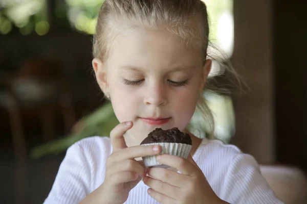 Χαριτωμένο 5Χρονο Κορίτσι Τρώει Μάφιν Σοκολάτας Στο Εστιατόριο — Φωτογραφία Αρχείου