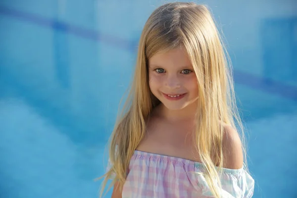 금발의 머리와 과푸른 수영장 귀여운 소녀의 — 스톡 사진