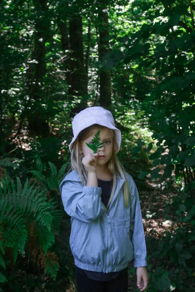 Söt Liten Flicka Som Utforskar Naturen Leka Utomhus Med Barn — Stockfoto