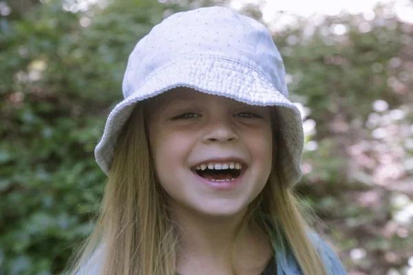 Candid Headshot Adorabile Bambina Che Indossa Cappello Secchio Nella Foresta — Foto Stock
