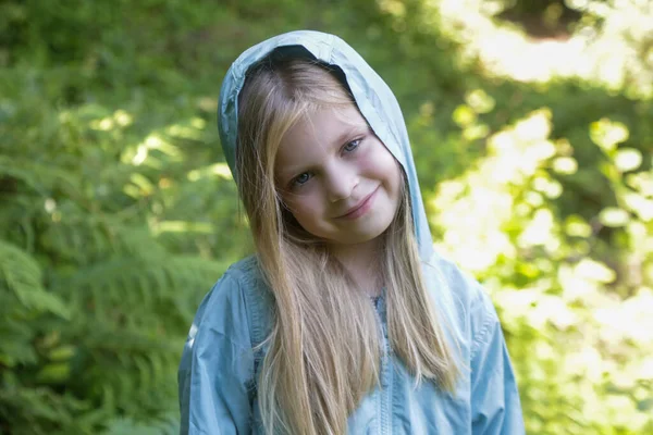 Freimütiger Kopfschuss Eines Entzückenden Kleinen Mädchens Windjacke Wald Zeit Der — Stockfoto