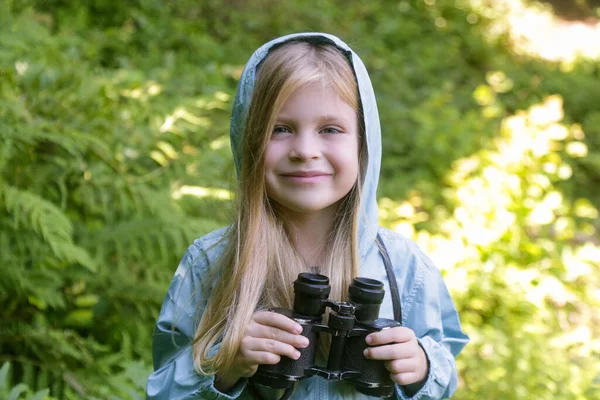 Мила Дівчинка Досліджує Природу Дивлячись Через Бінокль Дитина Грає Відкритому — стокове фото