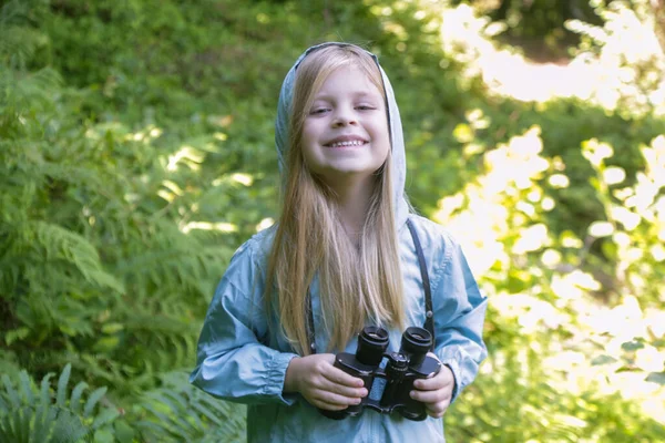 Menina Bonito Explorando Natureza Olhando Através Binóculos Criança Brincando Livre — Fotografia de Stock