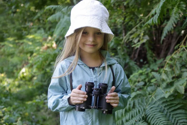 Милая Маленькая Девочка Изучающая Природу Через Бинокль Ребенок Играет Улице — стоковое фото