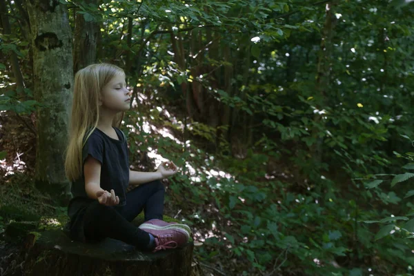 Klein Meisje Lotuspositie Zittend Boomstronk Bosmeditatie Concept Rust Mindfulness Ontspanning — Stockfoto