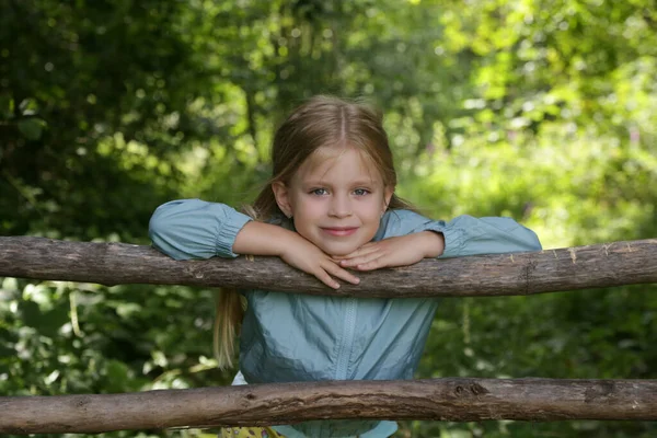 Aufrichtiger Kopfschuss Eines Entzückenden Kleinen Mädchens Wald Zeit Der Natur — Stockfoto