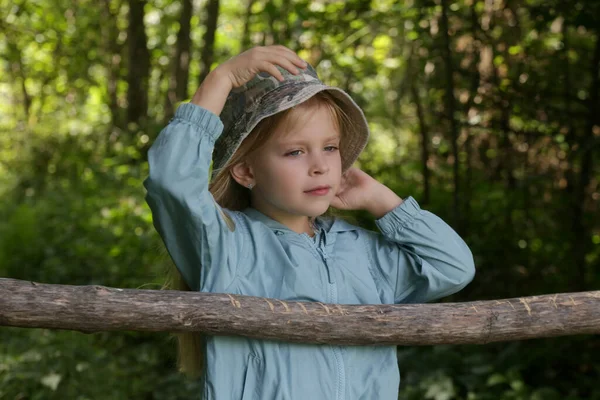 Откровенный Снимок Очаровательной Маленькой Девочки Лесу Проводящей Время Природе Природе — стоковое фото