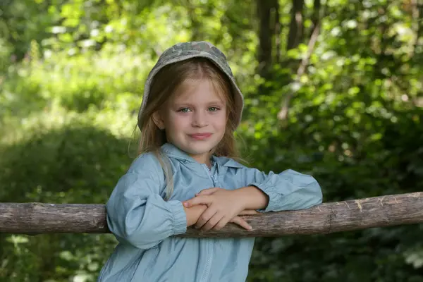 Őszinte Fejkép Imádnivaló Kislány Erdőben Időt Tölt Természetben Szabadban Tapasztalat — Stock Fotó