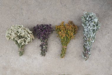 Bir demet tıbbi çiçek. Bitkisel ilaçlar. Yabani şifalı bitkiler hasat ediyorum. Kırsal yaşam sahnesi. Çay için birkaç buket kurutulmuş ot..