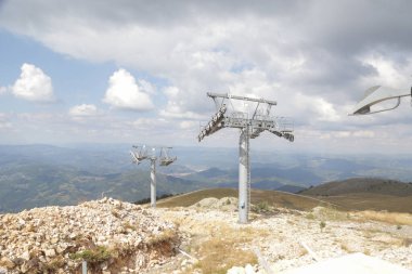 Dağ bölgesinde yeni bir halat projesi yapılandırılıyor. Bir halat inşa, montaj ve montajı.