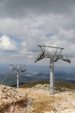 Dağ bölgesinde yeni bir halat projesi yapılandırılıyor. Bir halat inşa, montaj ve montajı.