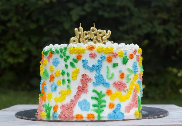Heerlijke Kleurrijke Taart Met Gelukkige Verjaardagskaars — Stockfoto