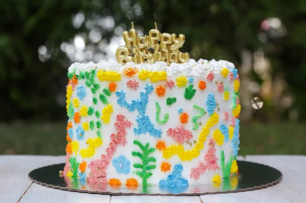 Heerlijke Kleurrijke Taart Met Gelukkige Verjaardagskaars — Stockfoto