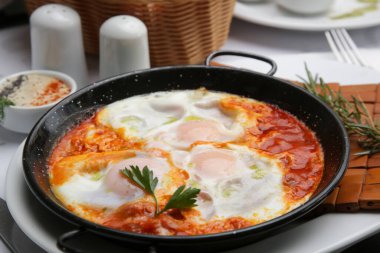 İtalyan Shakshuka - Domates soslu haşlanmış yumurta - sağlıklı bir tek tava yemek