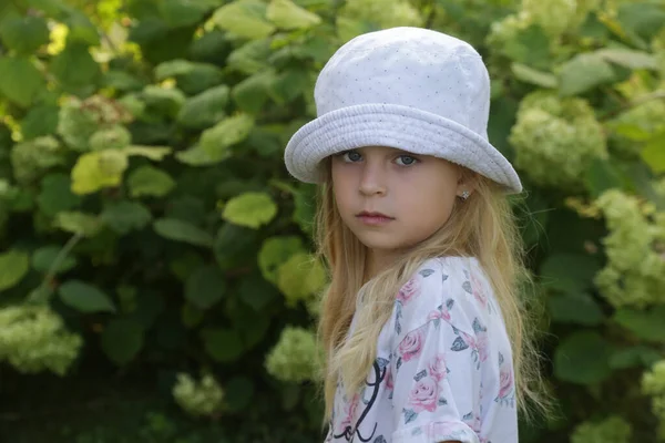 Freimütiges Outdoor Porträt Eines Glücklichen Kleinen Mädchens Mit Eimerhut — Stockfoto