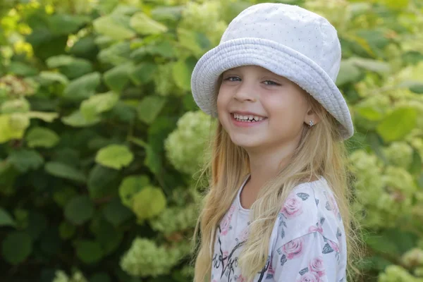 Candid Outdoor Portret Van Gelukkig Klein Meisje Met Emmer Hoed — Stockfoto