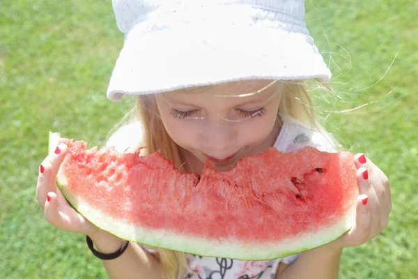 Glückliches Kleines Mädchen Mit Großen Wassermelonenscheiben Cild Isst Früchte Porträt — Stockfoto