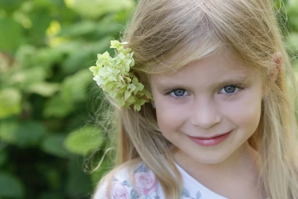 Nyílt Kültéri Portré Boldog Kislányról Zöld Virággal Füle Mögött — Stock Fotó