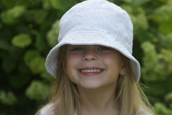 Открытый Портрет Счастливой Маленькой Девочки Ковшовой Шляпе — стоковое фото