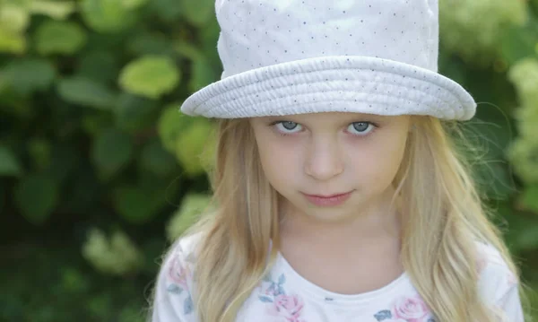 Freimütiges Outdoor Porträt Eines Glücklichen Kleinen Mädchens Mit Eimerhut — Stockfoto