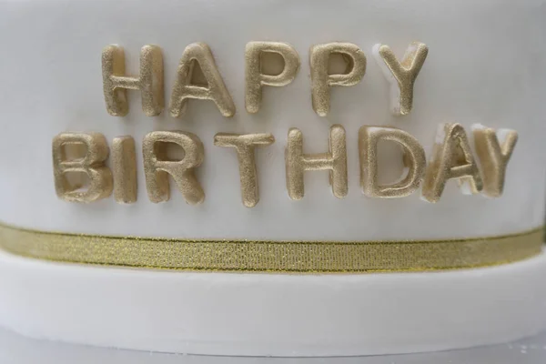Eenvoudige Elegante Witte Fondant Verjaardagstaart Met Gouden Bloemen Top — Stockfoto