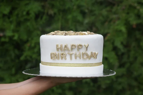 Torta Compleanno Fondente Bianca Semplice Elegante Con Fiori Oro Sulla — Foto Stock